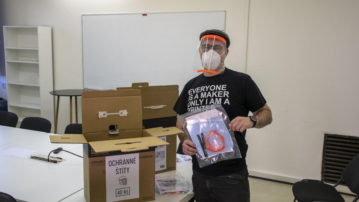 Král 3D tisku Průša tiskne lékařům štíty proti koronaviru